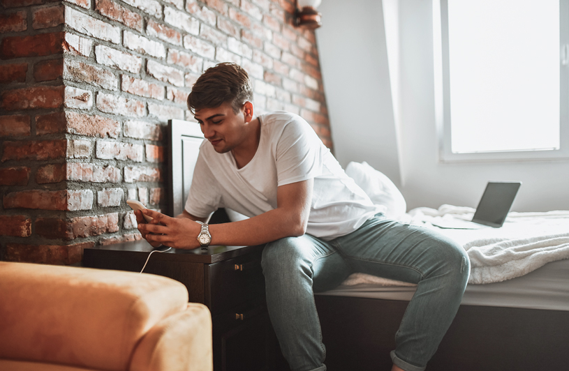 Uomo_Telefono_Carica